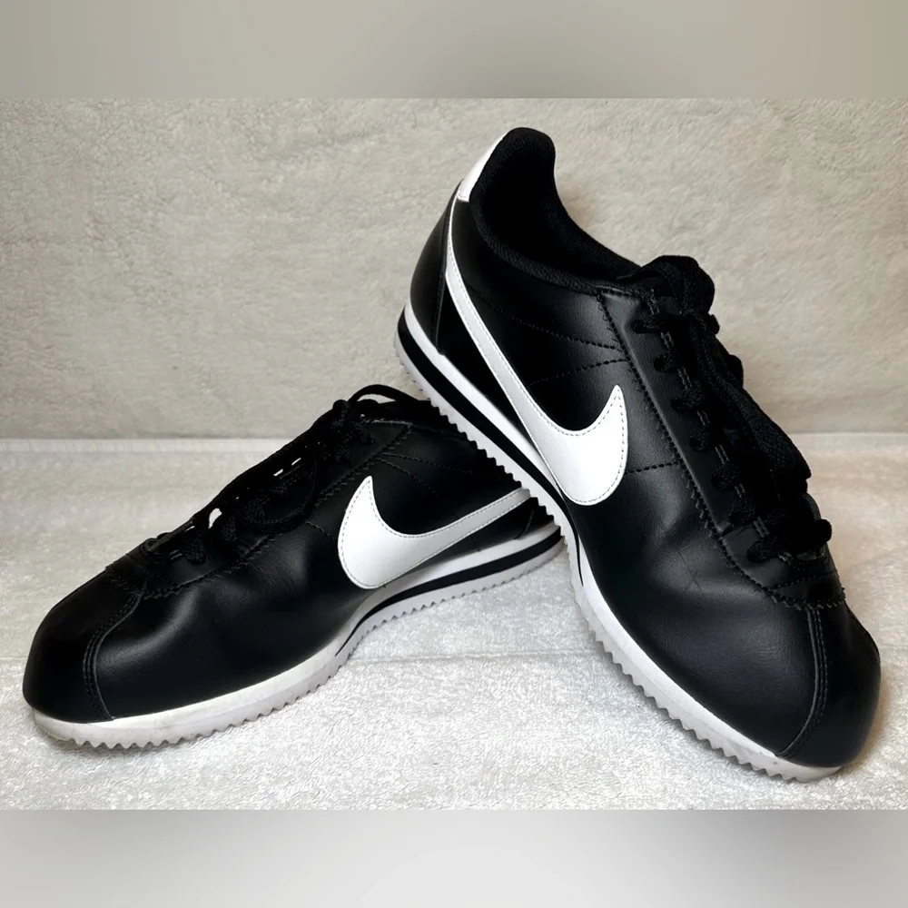 Nike Cortez unisex black and white classic style tennis shoes sneakers‎ retro